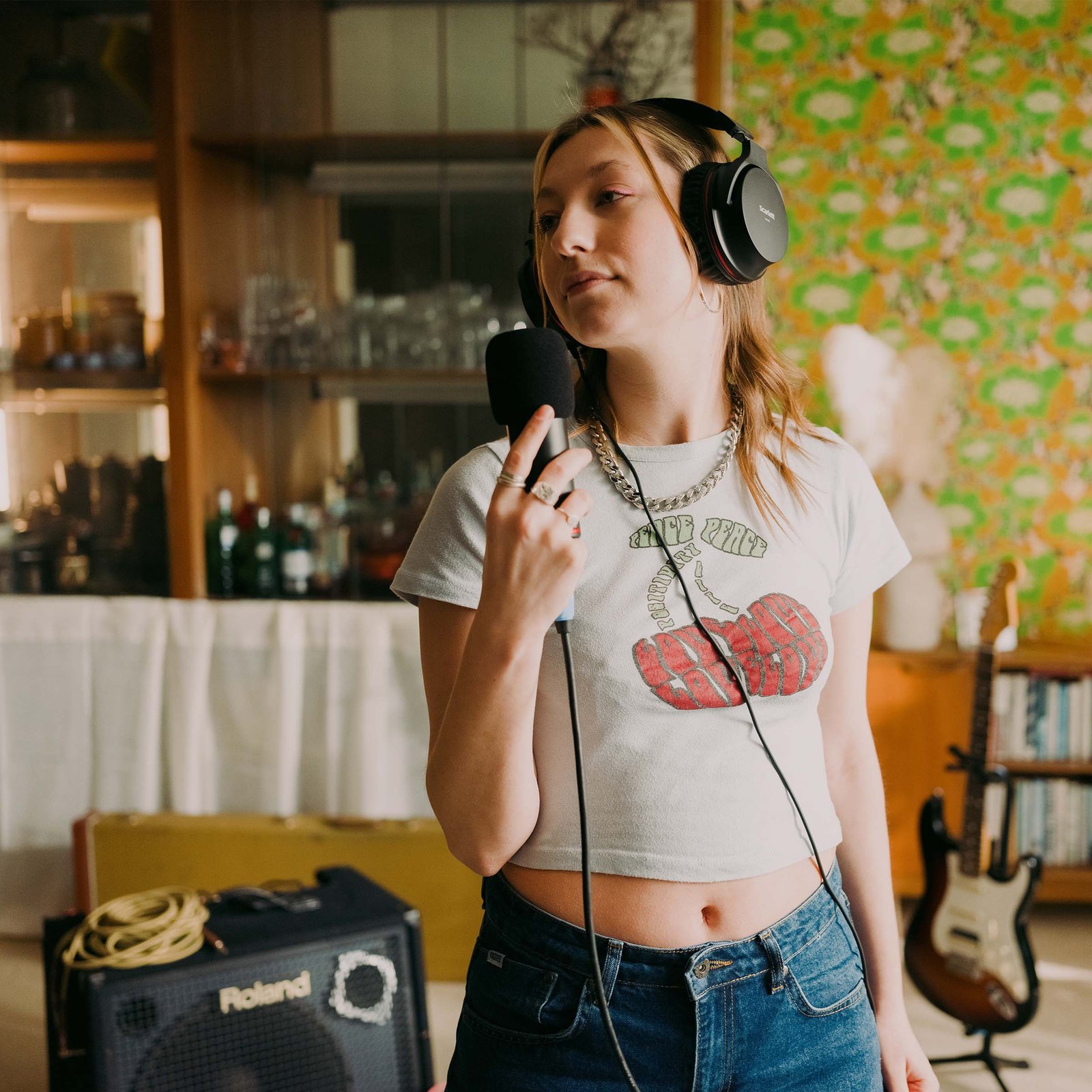 scarlett-4g-studio-lifestyle-headphones-microphones-mobile