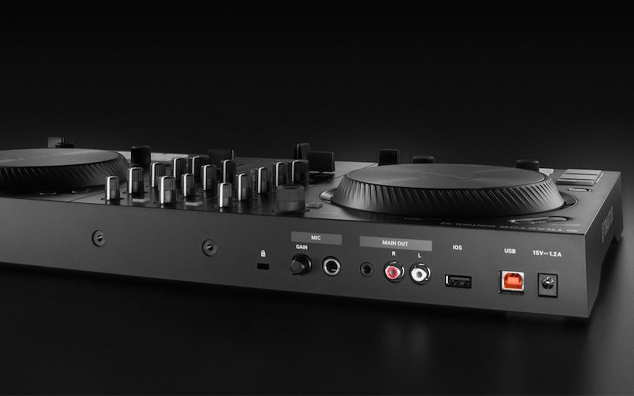 Native Instruments Traktor Kontrol S2 MK3 (1)