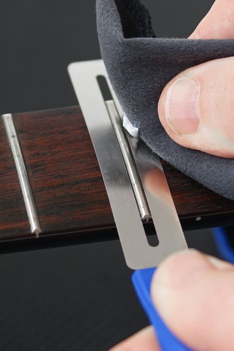1_MN124-in-action.jpg Music Nomad MN104 FRINE Fret Polish