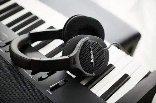 67ee370fa852e4368b6e7c3aafa1b81b9453184d6af6787c20f9b.jpg Roland RH-A7 Monitor Headphones (Black)