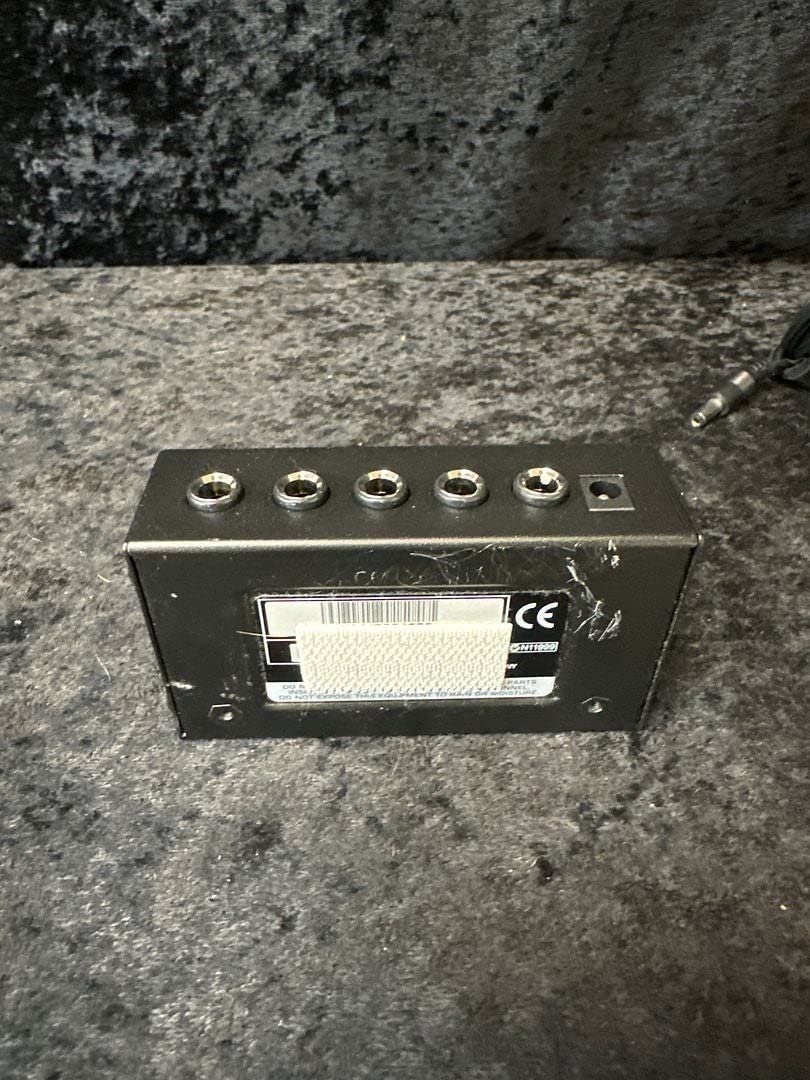 67ee5d6227299a4eb9ae778483508b6b6d0491e413fe98a80ca5c.jpg Behringer HA400 Ultra-Compact 4-Channel Headphone Amplifier