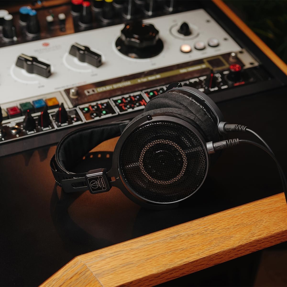 67ee7cb6d3eef014c91b1c655e0e71956f0ff39983d675f4d090b.jpg Audio-Technica ATH-R70xa Professional Over-Ear Open-Back Reference Headphones