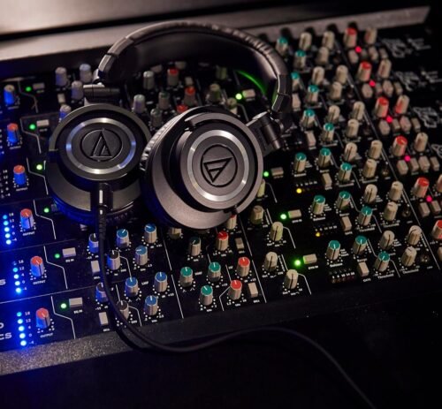67ee7d0f467e84860d9f5f2602f296287926d5ed4c4f3b5b451fc.jpg Audio-Technica ATH-AVC200 SonicPro Over-Ear Headphone