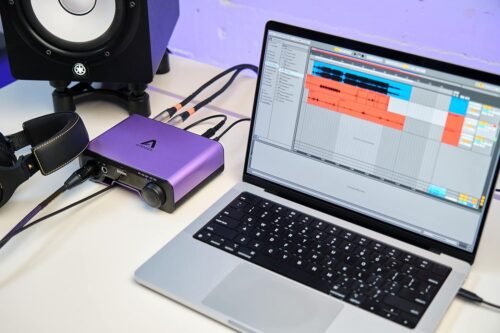 Apogee Boom 2IN x 2OUT USB Audio Interface for macOS, iPad Pro and Windows Apogee Boom 2IN x 2OUT USB Audio Interface for macOS, iPad Pro and Windows
