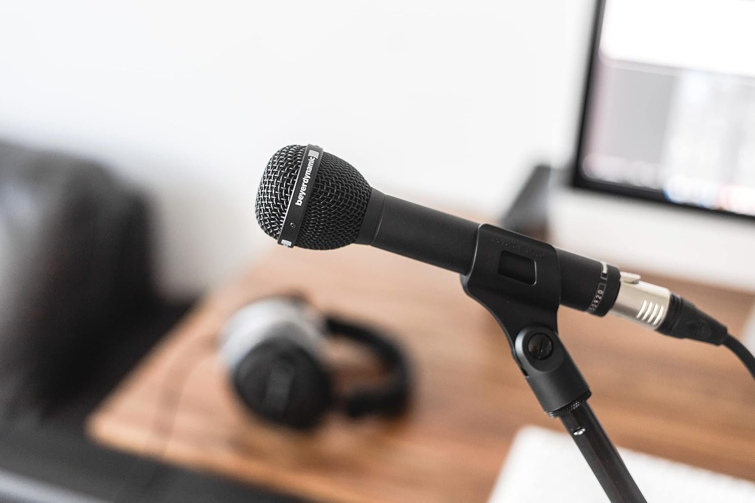 680c954670f7375358444d67264bc08a50c2f40b6694de52d6933.jpg Beyerdynamic M88 TG Dynamic Microphone With Hypercardioid Polar Pattern for Vocals, Bass Drum, and Studio