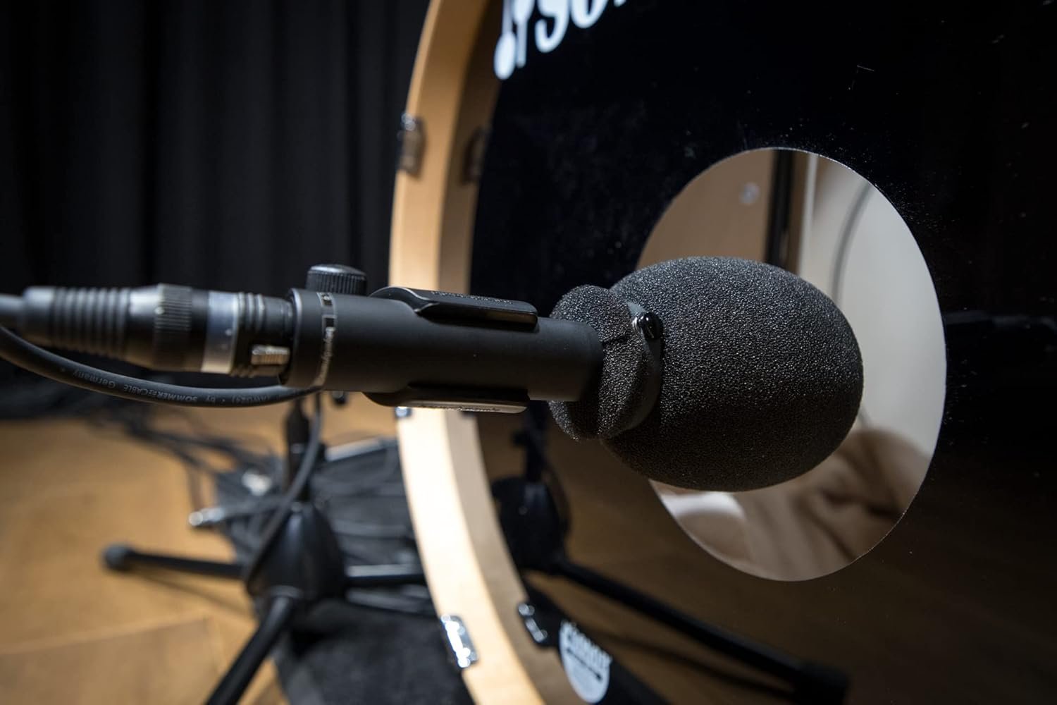 680c954b03b48a854041c01ca488bab15fc898c4947771b99acb7.jpg Beyerdynamic M88 TG Dynamic Microphone With Hypercardioid Polar Pattern for Vocals, Bass Drum, and Studio