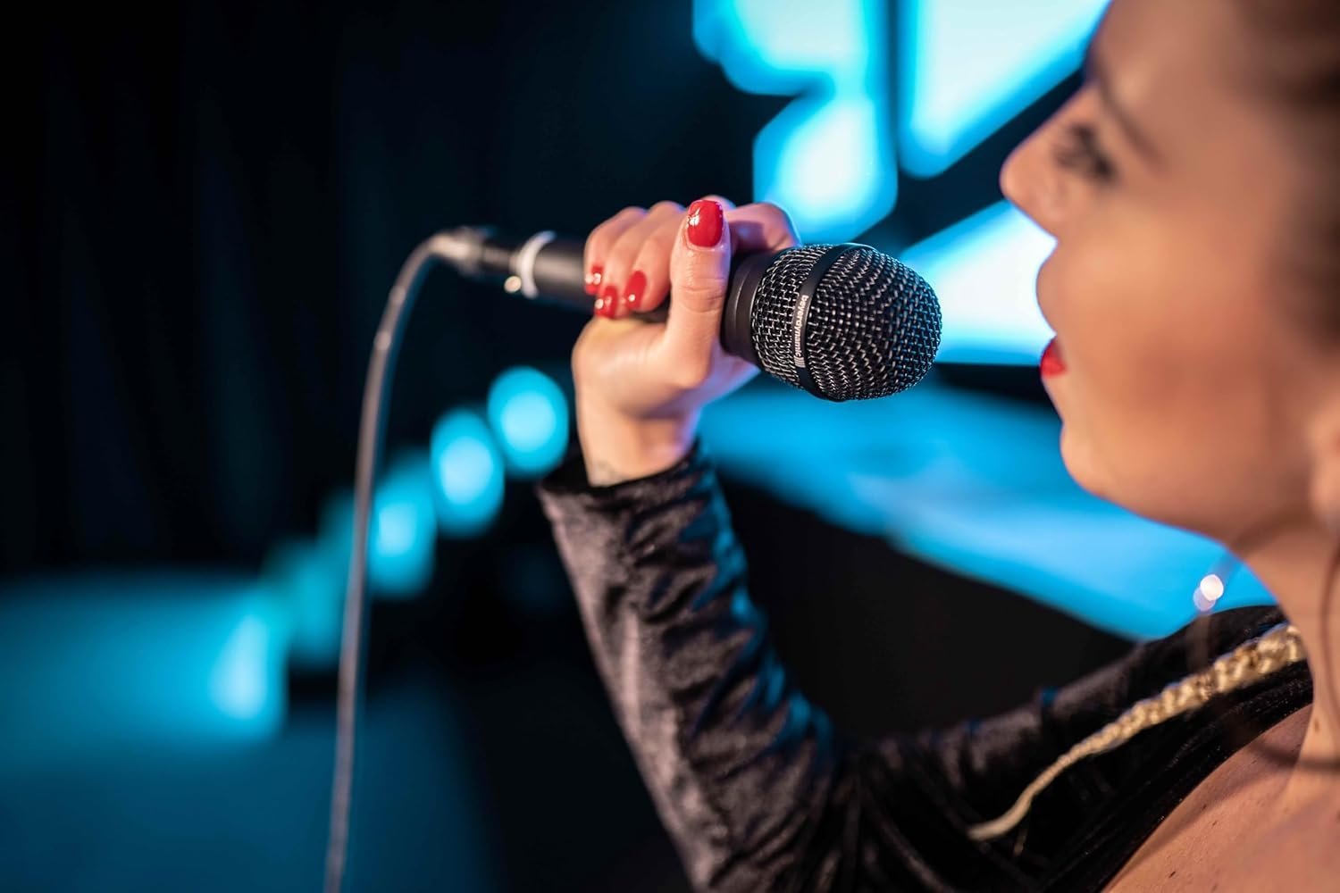 beyerdynamic TG V70 s Dynamic Microphone for Singing and Speech - Hyper Cardioid Polar Pattern with On/Off Switch