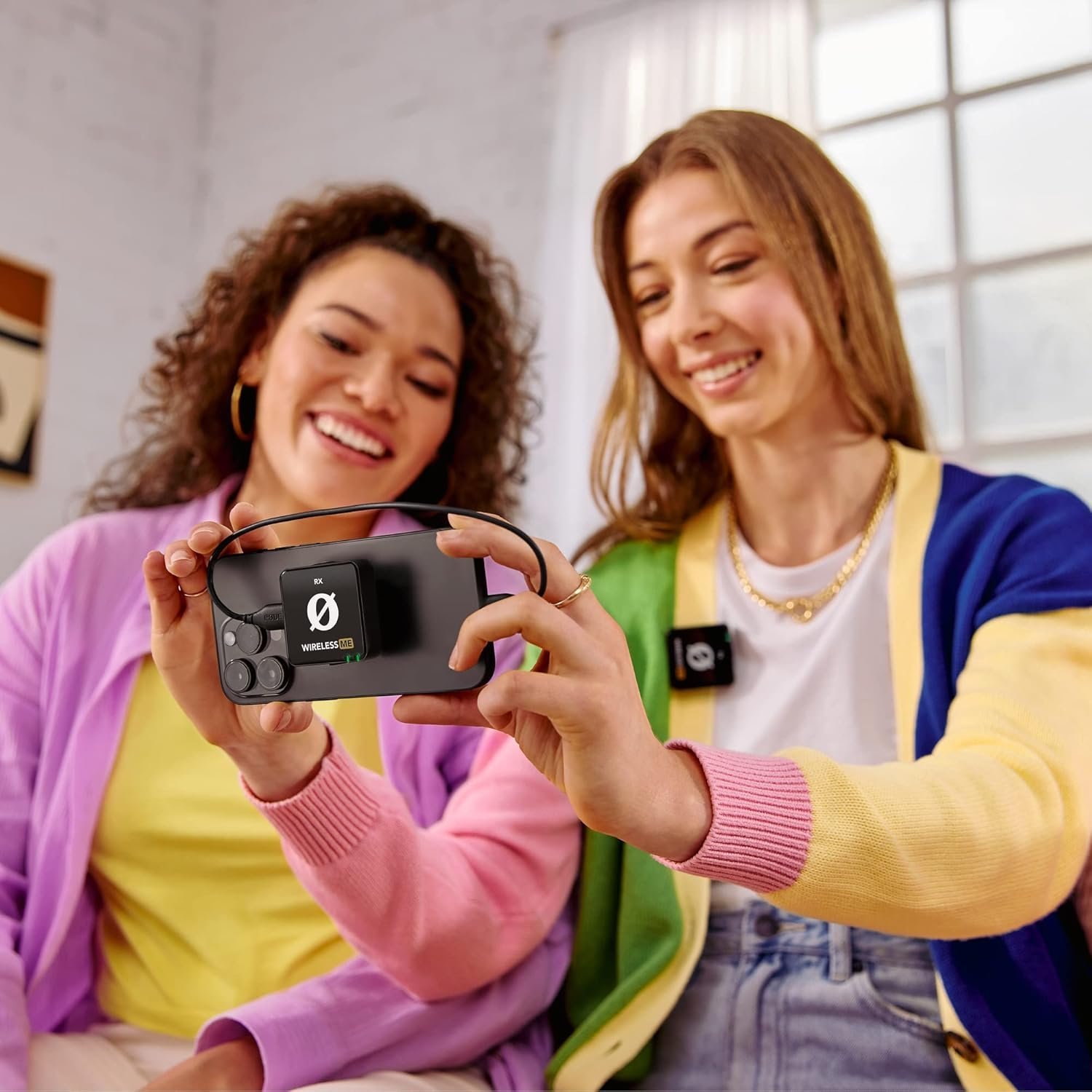 680f566986b74d9303f813be9879703f19885be1f3e6b2be8b2a2.jpg Rode Wireless Me Ultra-Compact Wireless Microphone System with Built-in Microphones, Gain Assist Technology and 100 M Range for Filmmaking, Interviews and Content Creation