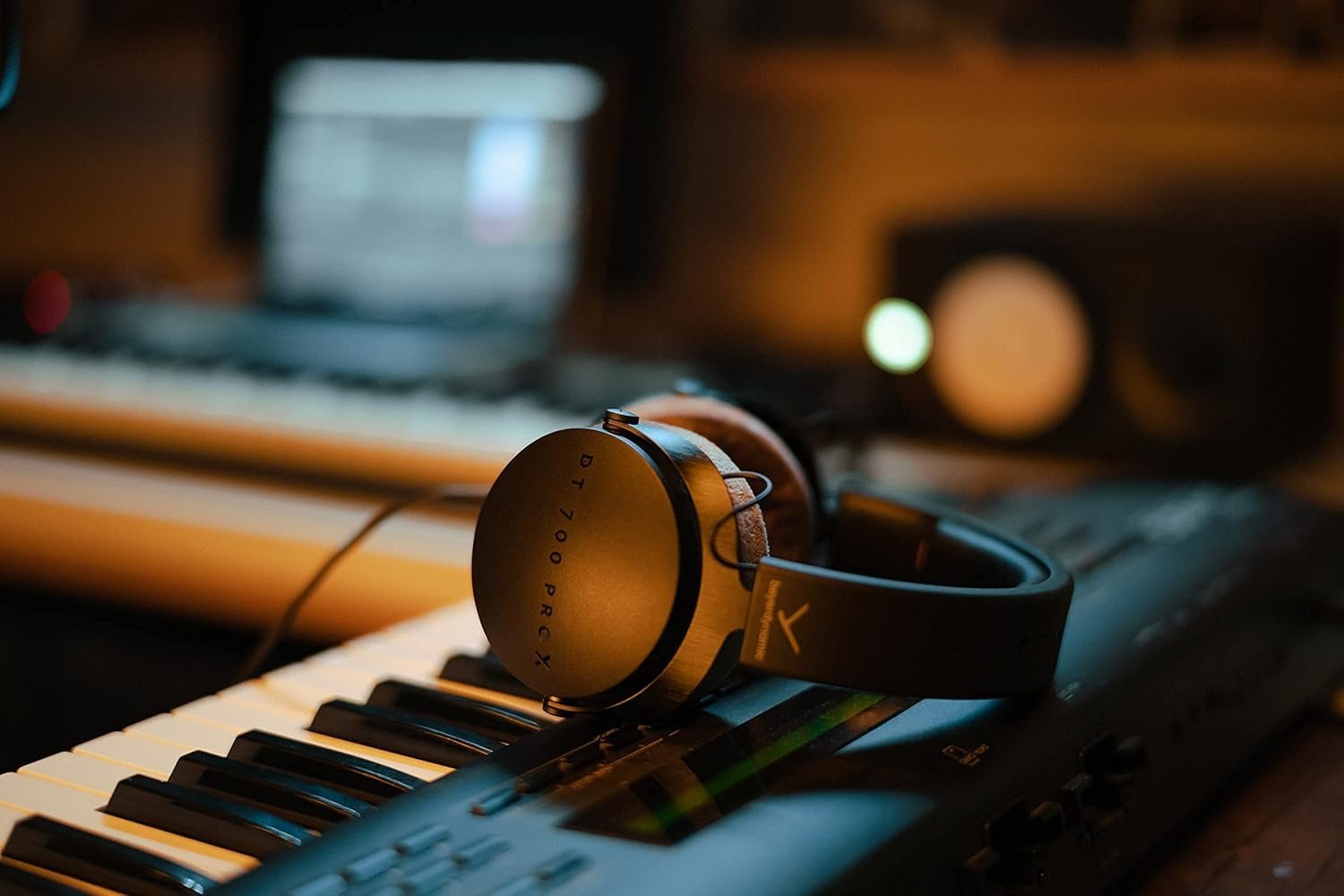 6829adc3ae38392028768c5808f5e444f104a9f38b24e27baa041.jpg beyerdynamic DT 700 PRO X Studio Wired On Ear Headphones for Recording & Monitoring (Black)