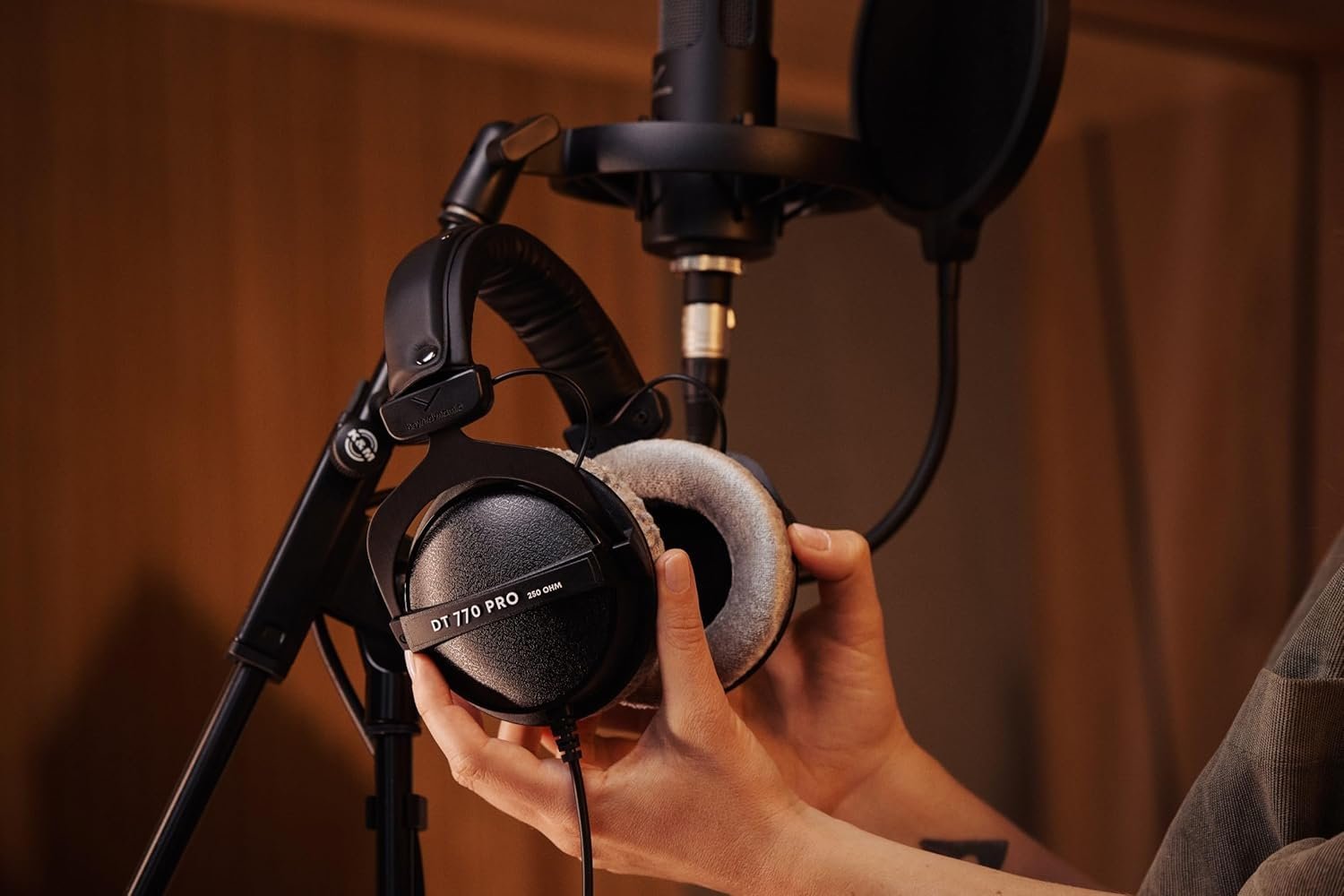 68331c9bb190958a58e189a45640b3c28f5d6f05f9023cb6516db.jpg beyerdynamic Dt 770 Pro 250 Ohm Studio Wired Over Ear Headphones (Black)