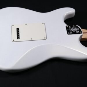Fender 0116512782 (Juanes Stratocaster, Maple Fingerboard, Luna White)