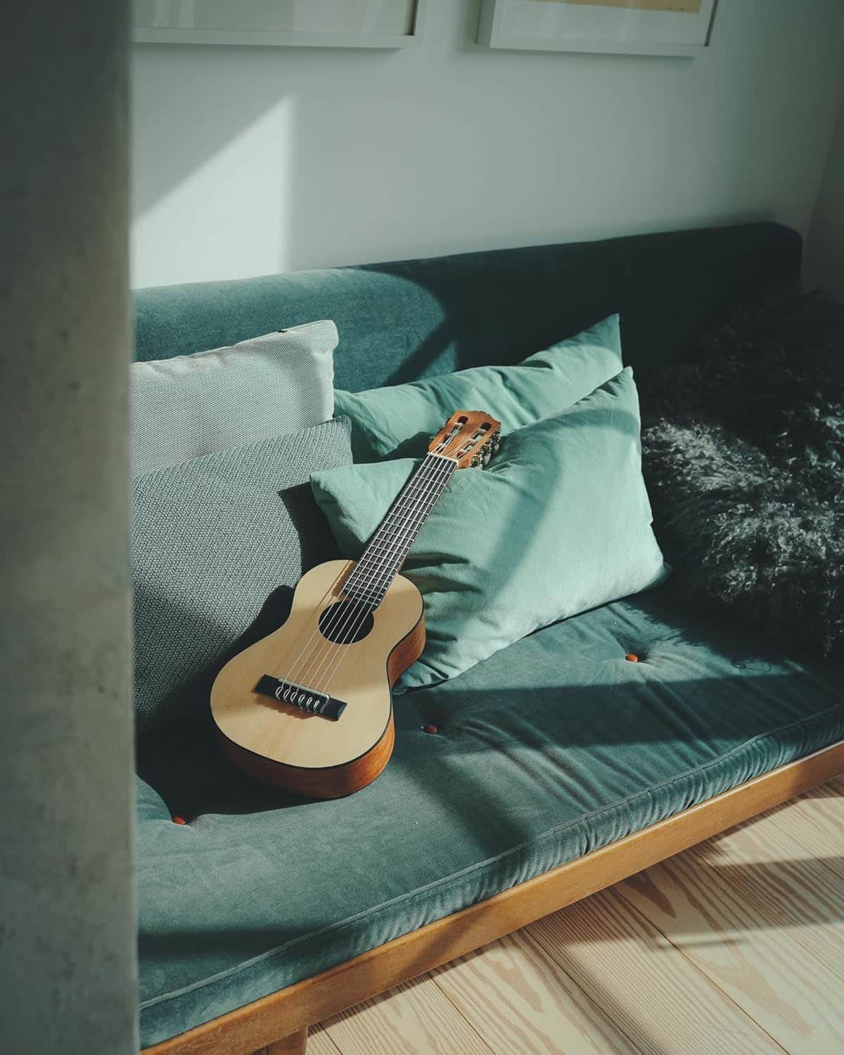 YAMAHA GL1 GUITALELE GUITAR NATURAL COLOUR