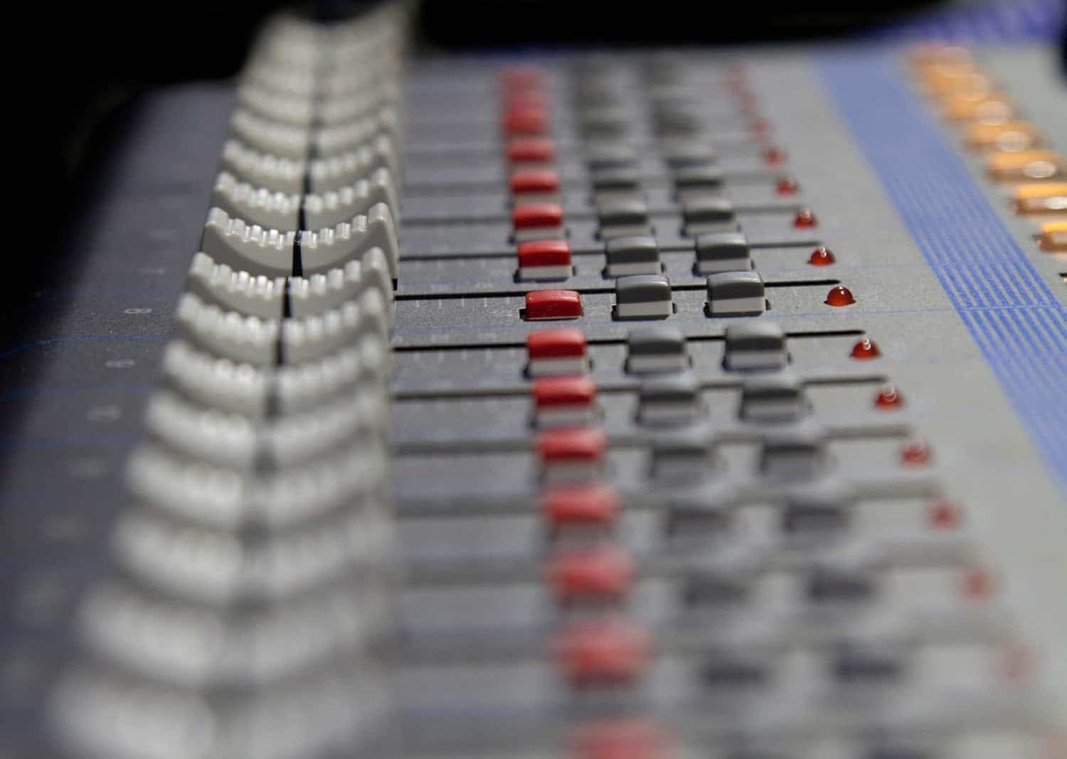6860ecc24c04ab621cfe4b9dac8d3f5e6ad61e0b58da45b678dc0.jpg Yamaha MG16XU 16-Input 6 Bus Mixer