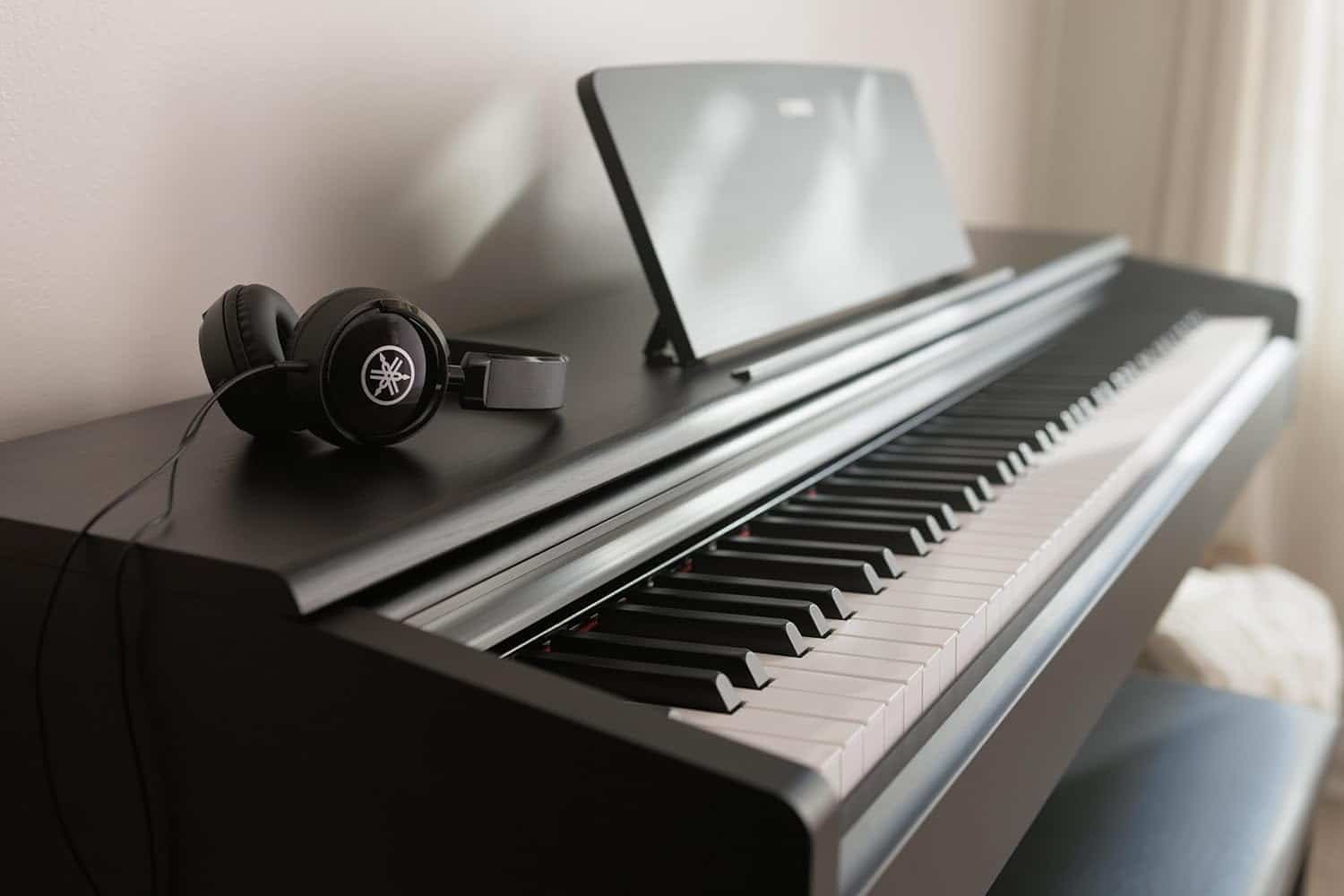 688751cf66ce04645b0dbba3f90d4f68139afffb869173d465ba7.jpg Yamaha Arius YDP-105R 88-Key Digital Piano With Adaptor PA150 - Rosewood