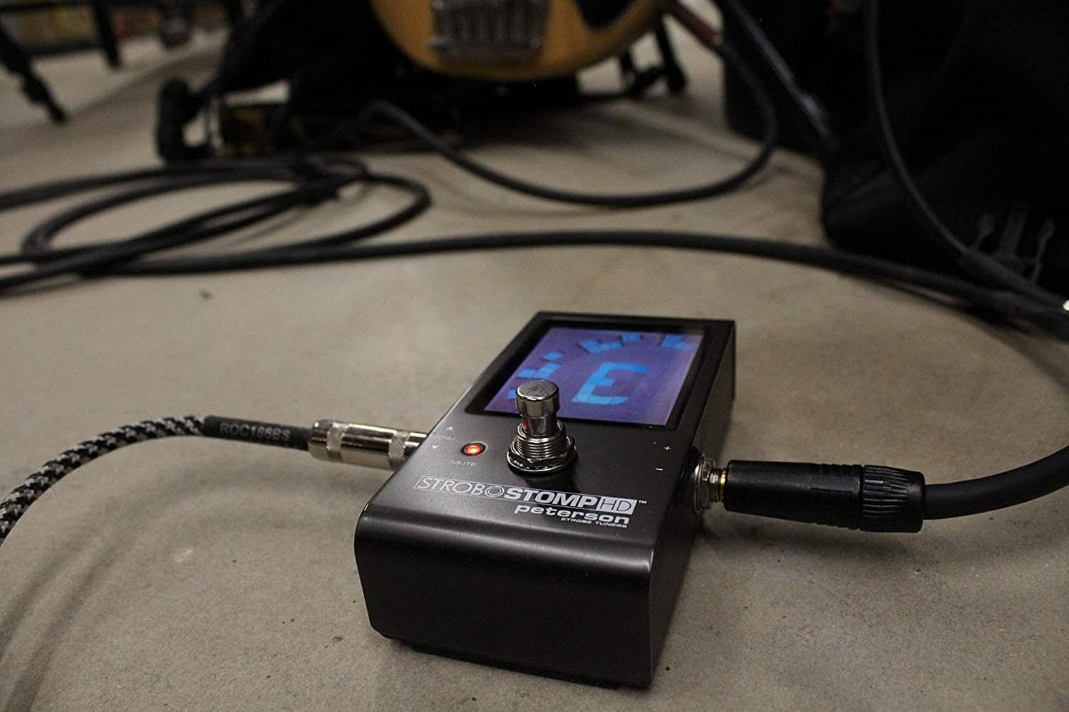 6892f7c990fb68a6e8da680767529b027426ba3bb42ae385a19f3.jpg Peterson Tuners SS-HD StroboStomp Bundle HD Guitar & Bass Pedal w/ 12x Picks & Liquid Audio Polishing Cloth True Strobe 0.1 Cent Accuracy