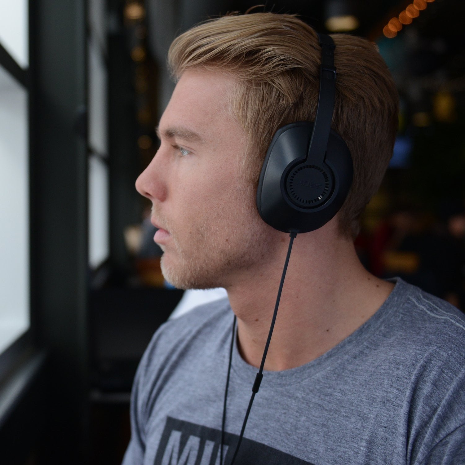 71-A2ZUUmL._SL1500_-1.jpg Koss UR23ik Noise Isolating Over Ear Headphone With In-Line Microphone Black