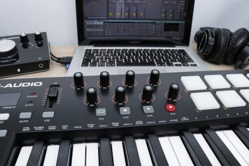81kHMEReJ8L._SL1500_-1.jpg M Audio Oxygen 25 Midi Keyboard Controller