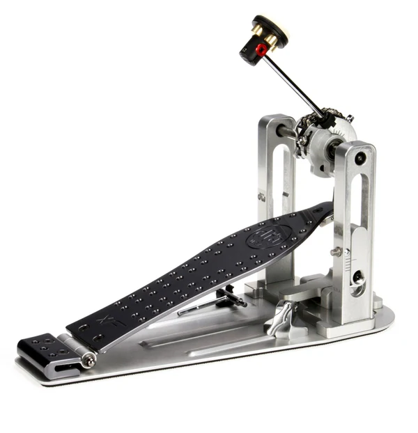 DWCPMCDXF_r01_c05.webp DW MFG Series Machined Chain Drive Single Bass Drum Pedal with Extended Footboard