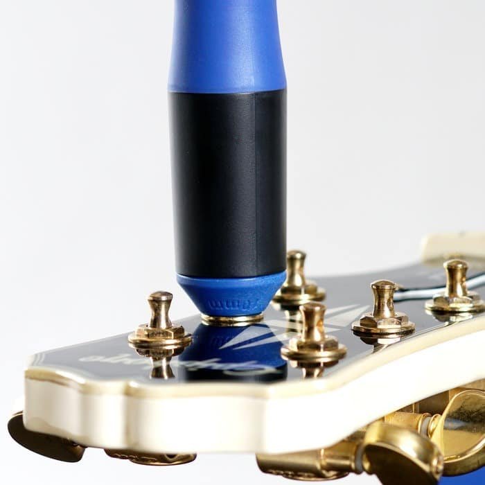 MN221-Action-2-Updated-Product-11-2018.jpg Music Nomad MN221 GRIP Rubber Lined Dual Bearing Peg Winder