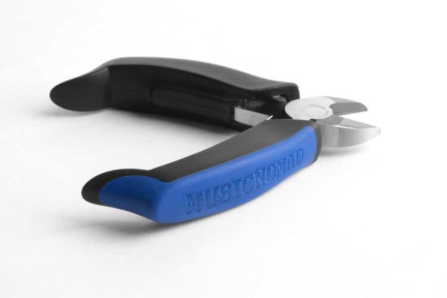 MN226-Action-2-Updated-1-2022.jpg Music Nomad MN226 GRIP Premium String Cutter