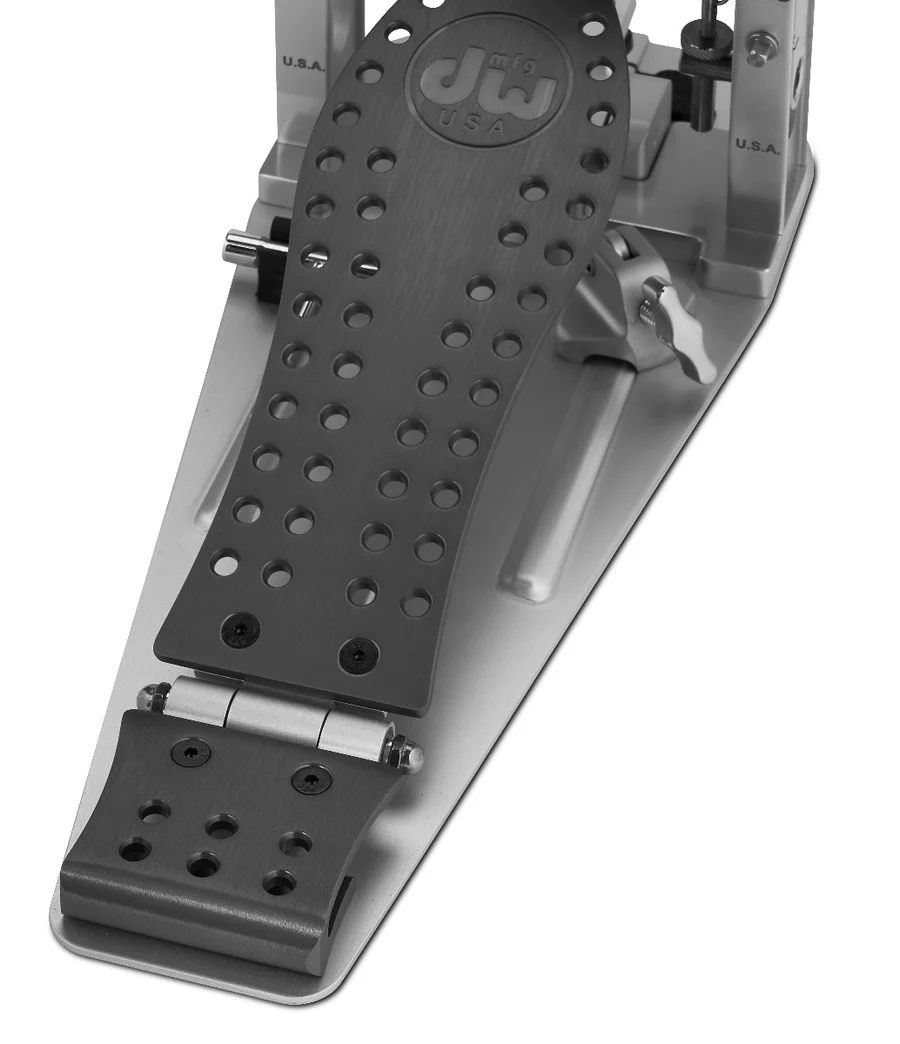 dwcpmcdgr_alt3.webp DW MFG Series Machined Chain Drive Single Pedal w/ Bag, Gray Edition