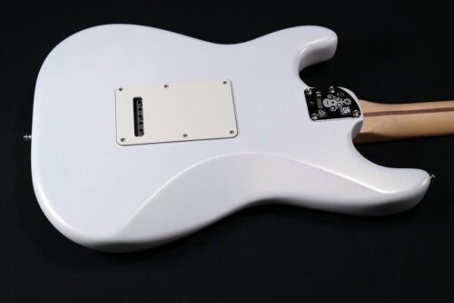 Fender 0116512782 (Juanes Stratocaster, Maple Fingerboard, Luna White) Fender 0116512782 (Juanes Stratocaster, Maple Fingerboard, Luna White)