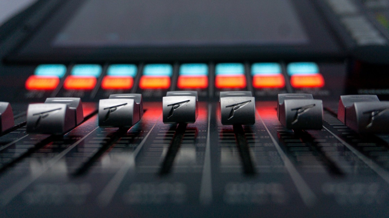 imgi_25_peavey_aureus_mini_detail_2_03621.jpg Peavey Aureus Mini Digital Mixer