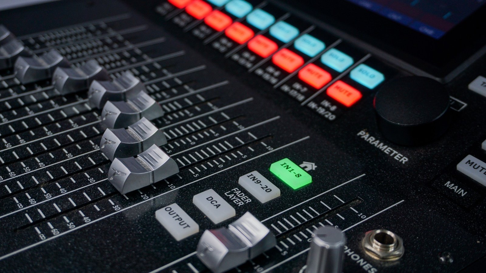 imgi_26_peavey_aureus_mini_detail_3_03621.jpg Peavey Aureus Mini Digital Mixer