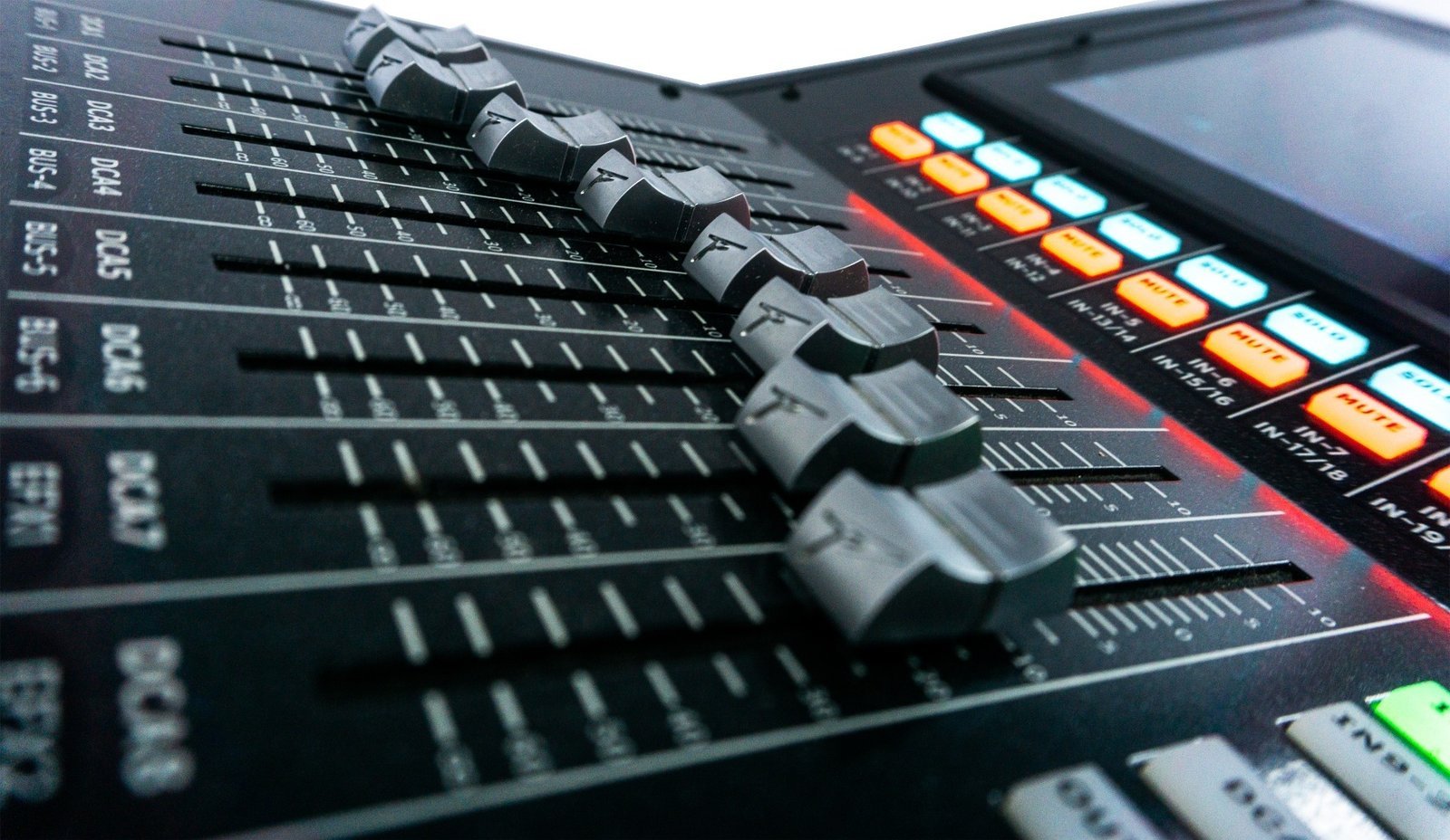 imgi_29_peavey_aureus_mini_detail_7_03621-1.jpg Peavey Aureus Mini Digital Mixer