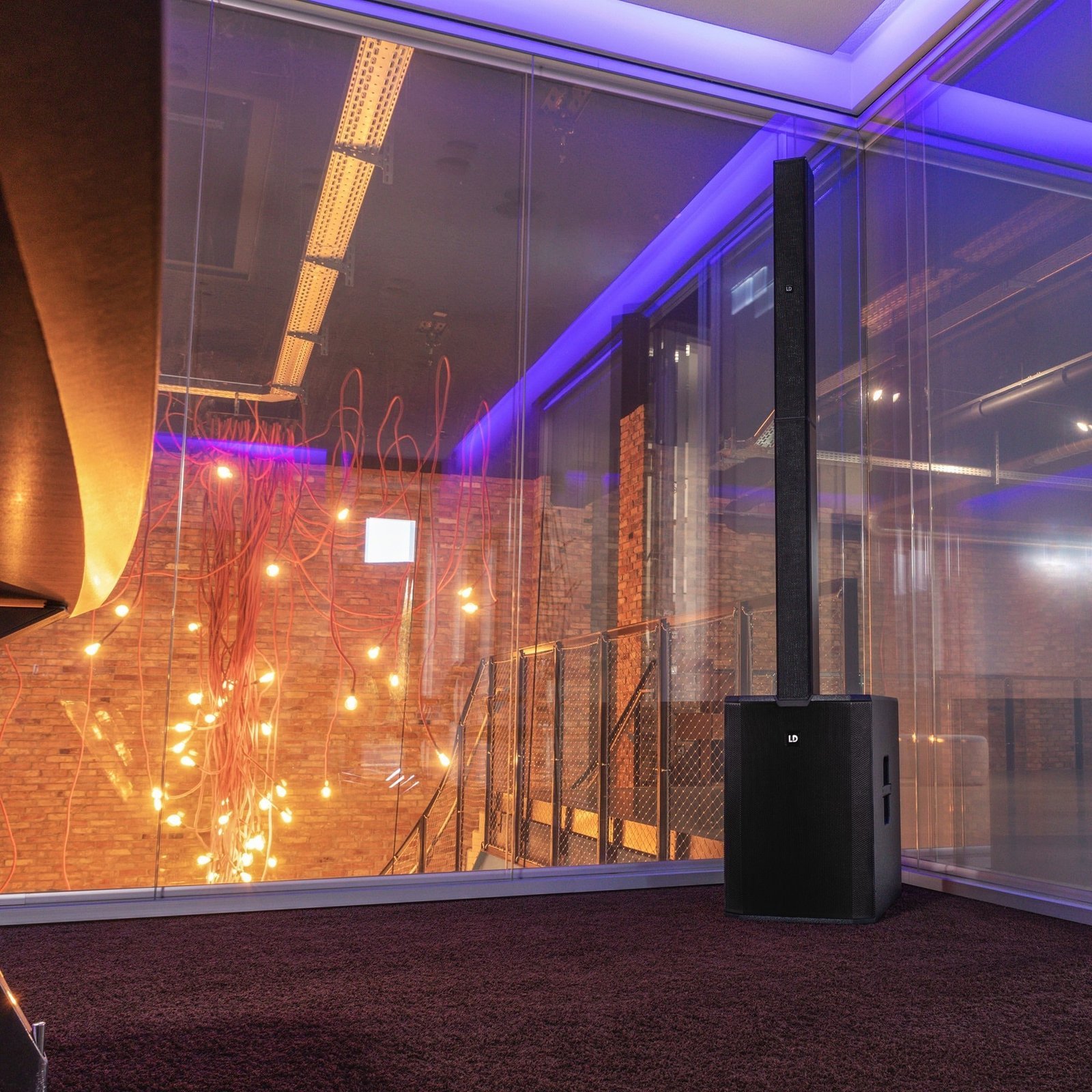 LD System MAUI? 44 G2 Cardioid powered Column Loudspeaker Black
