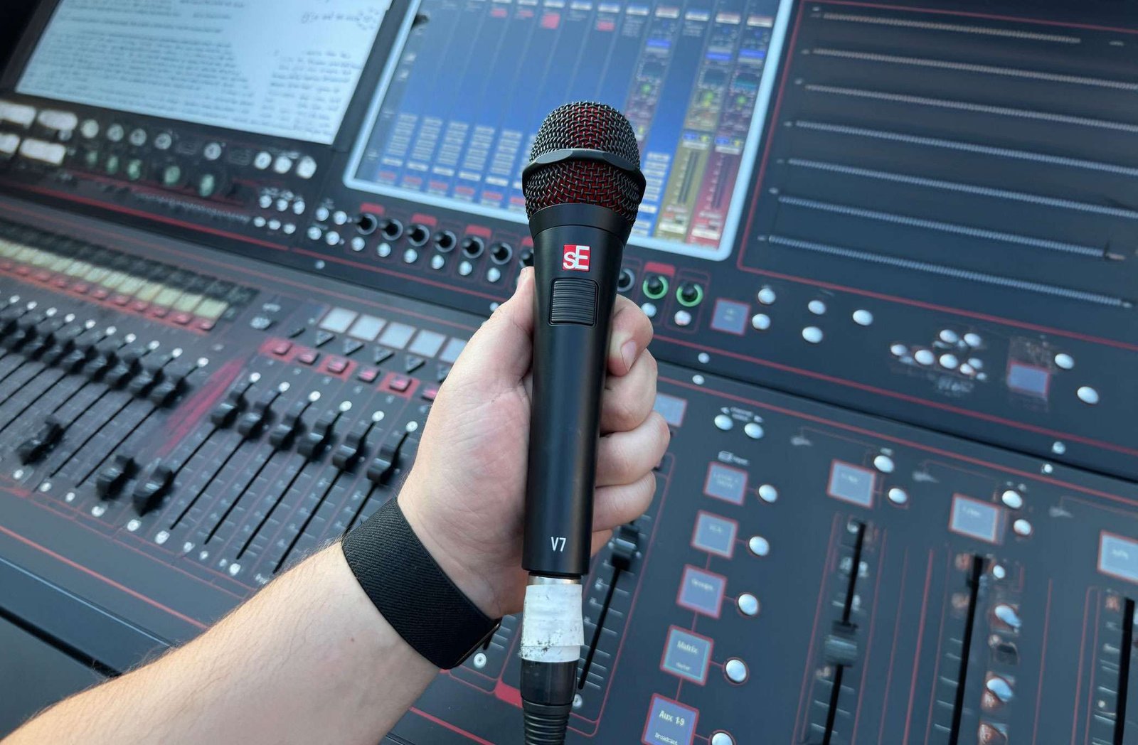 sE-Electronics-V7-PTT-Dynamic-Microphone-with-Push-to-Talk-Button-1.jpg sE Electronics V7 PTT Dynamic Microphone with Push-to-Talk Button