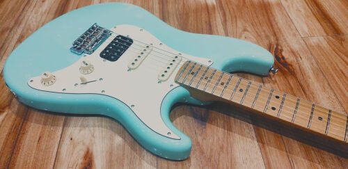 6a704a483b7b1628d56be5950c2b7851bea0810fcf935a7dccfd0.jpg JS400 SFG Strat Guitar, HSS Alnico pickups, solid basswood body, 22 frets roasted maple neck, 2 point tremolo