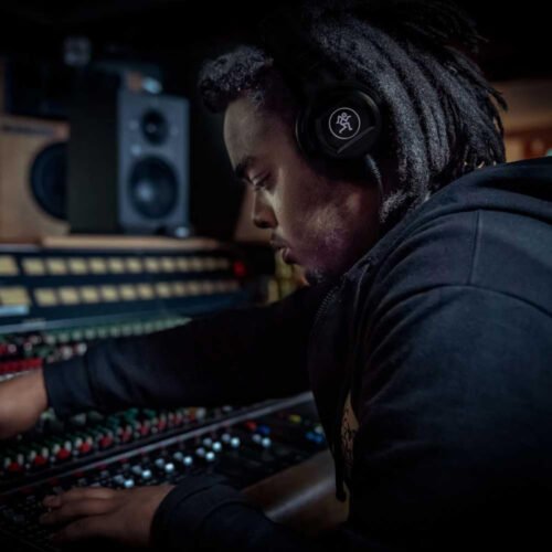 Mackie MC-100 Professional Closed-Back Over Ear Wired Headphones,Black Mackie MC-100 Professional Closed-Back Over Ear Wired Headphones,Black