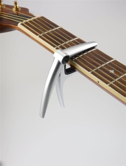 König & Meyer 30900 Guitar Capo - close-up detail 2 Konig & Meyer 30900-000-02 Guitar Capo, Chrome
