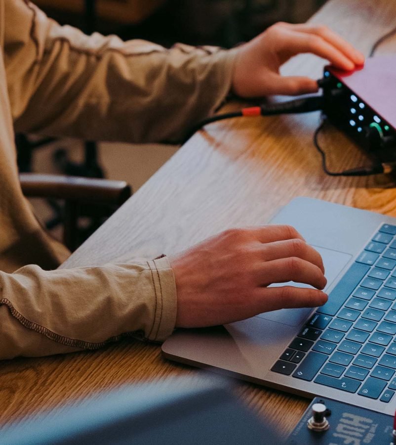 scarlett-2i2-4g-lifestyle-in-use